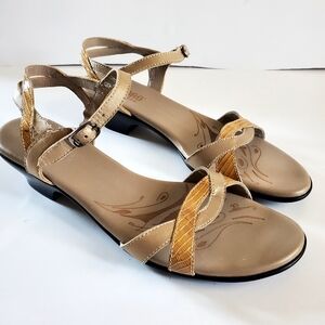 Munro Gold and Tan Women's Sandals Size 8N
